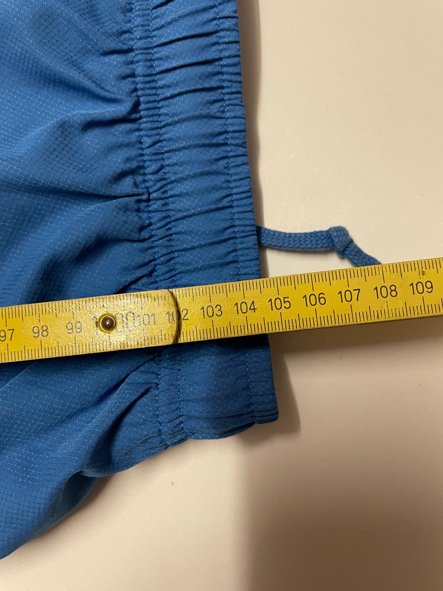 Entdecke unsere Vintage Track Pants von Nike und anderen Marken, erhältlich bei Valuxery.de - Dein Shop für trendige Vintage - Kleidung. Unsere Track Pants sind aus hochwertigen Materialien und