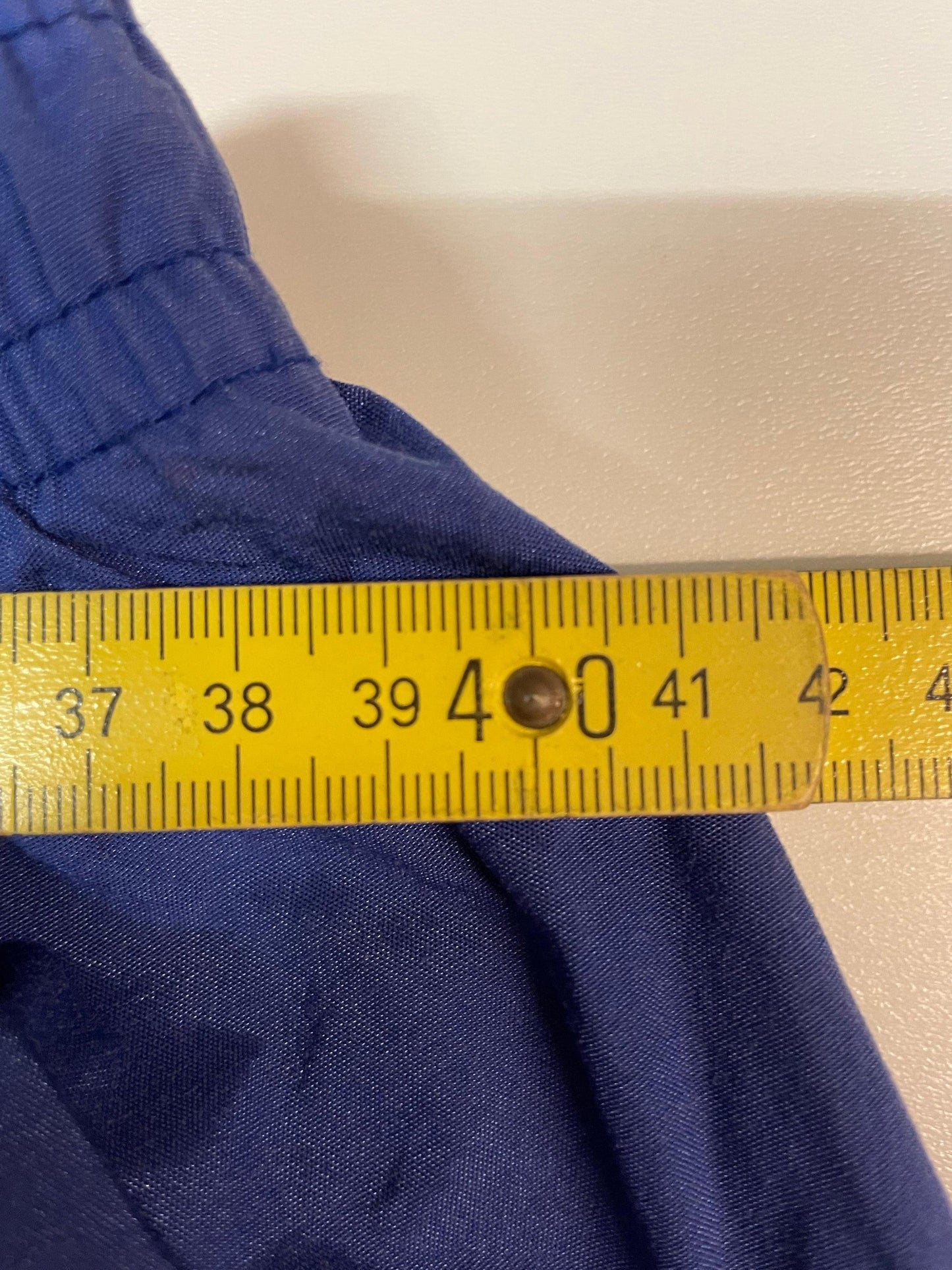 Entdecke unsere Vintage Track Pants von Nike und anderen Marken, erhältlich bei Valuxery.de - Dein Shop für trendige Vintage - Kleidung. Unsere Track Pants sind aus hochwertigen Materialien und