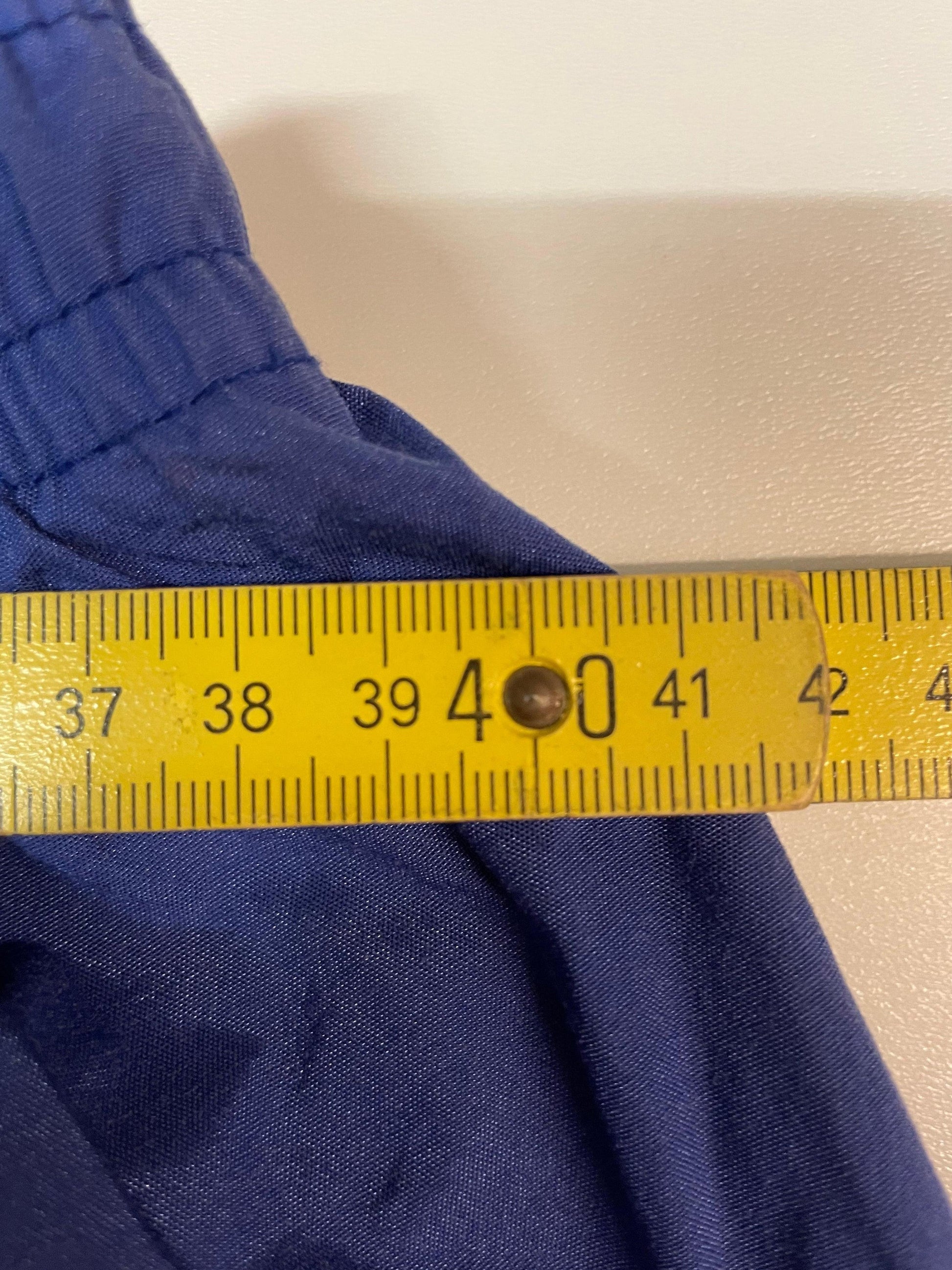 Entdecke unsere Vintage Track Pants von Nike und anderen Marken, erhältlich bei Valuxery.de - Dein Shop für trendige Vintage - Kleidung. Unsere Track Pants sind aus hochwertigen Materialien und