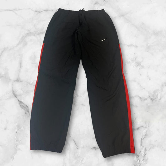 Entdecke unsere Vintage Track Pants von Nike und anderen Marken, erhältlich bei Valuxery.de - Dein Shop für trendige Vintage - Kleidung. Unsere Track Pants sind aus hochwertigen Materialien und