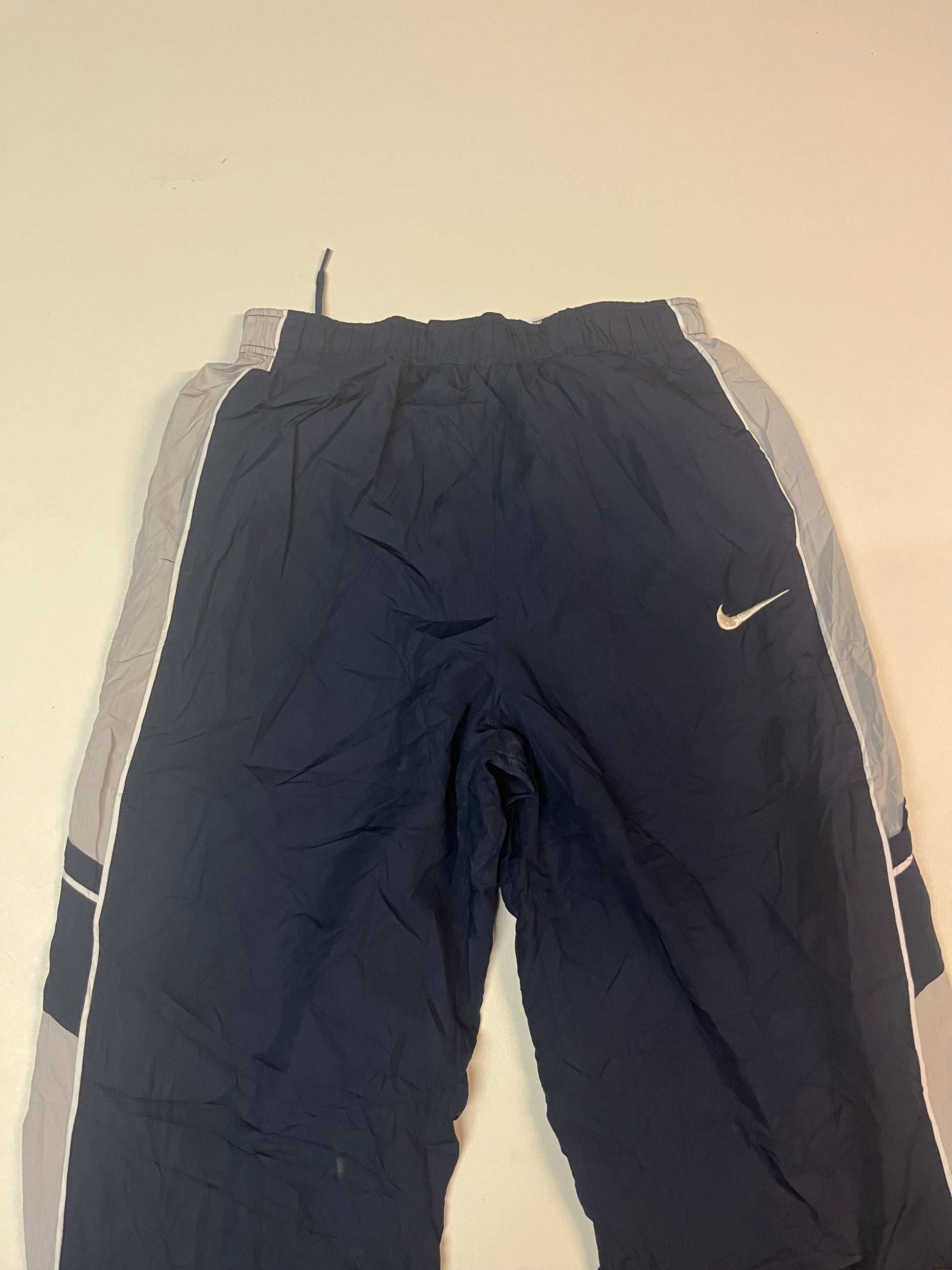 Entdecke unsere Vintage Track Pants von Nike und anderen Marken, erhältlich bei Valuxery.de - Dein Shop für trendige Vintage - Kleidung. Unsere Track Pants sind aus hochwertigen Materialien und