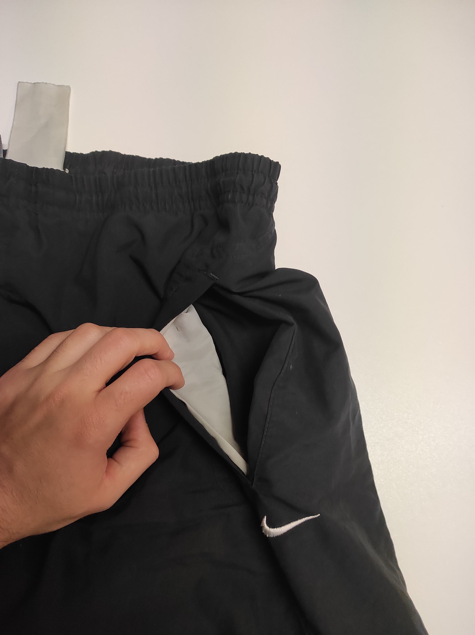 Entdecke unsere Vintage Track Pants von Nike und anderen Marken, erhältlich bei Valuxery.de - Dein Shop für trendige Vintage - Kleidung. Unsere Track Pants sind aus hochwertigen Materialien und