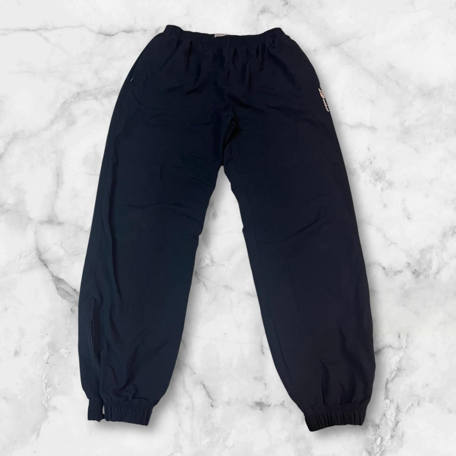 Entdecke unsere Vintage Track Pants von Nike und anderen Marken, erhältlich bei Valuxery.de - Dein Shop für trendige Vintage - Kleidung. Unsere Track Pants sind aus hochwertigen Materialien und
