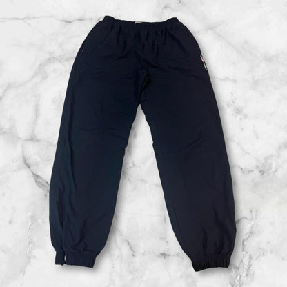 Entdecke unsere Vintage Track Pants von Nike und anderen Marken, erhältlich bei Valuxery.de - Dein Shop für trendige Vintage - Kleidung. Unsere Track Pants sind aus hochwertigen Materialien und