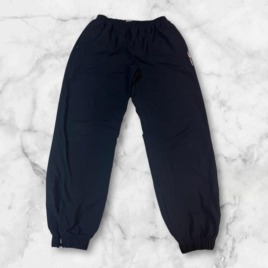 Entdecke unsere Vintage Track Pants von Nike und anderen Marken, erhältlich bei Valuxery.de - Dein Shop für trendige Vintage - Kleidung. Unsere Track Pants sind aus hochwertigen Materialien und