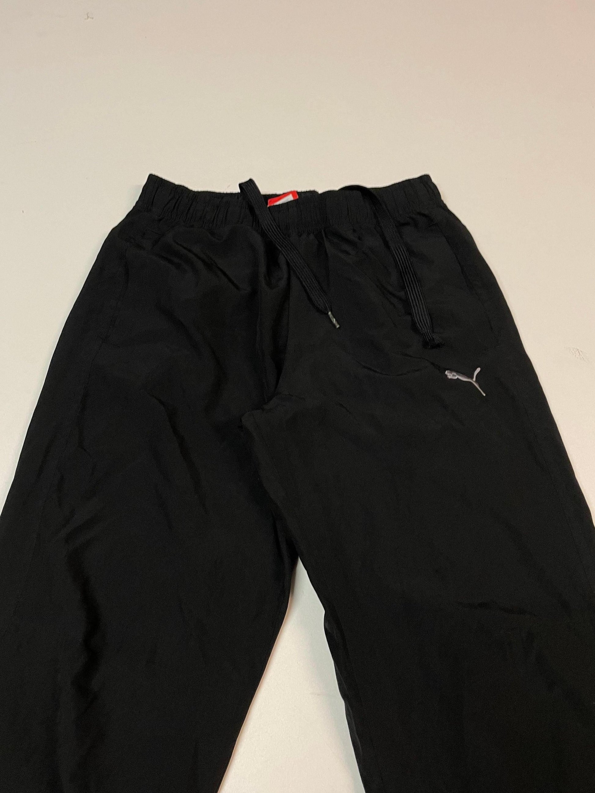 Entdecke unsere Vintage Track Pants von Nike und anderen Marken, erhältlich bei Valuxery.de - Dein Shop für trendige Vintage - Kleidung. Unsere Track Pants sind aus hochwertigen Materialien und