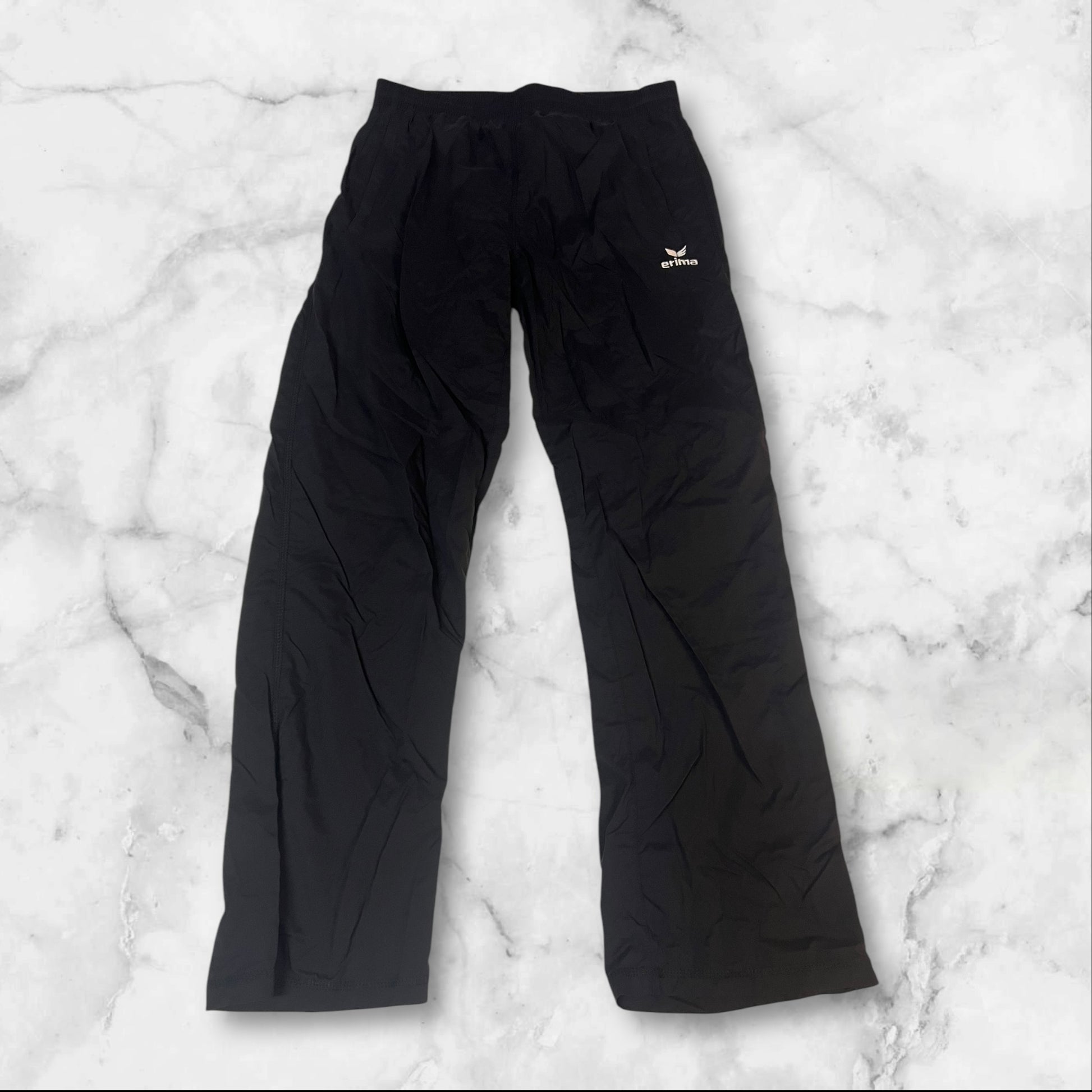 Entdecke unsere Vintage Track Pants von Nike und anderen Marken, erhältlich bei Valuxery.de - Dein Shop für trendige Vintage - Kleidung. Unsere Track Pants sind aus hochwertigen Materialien und