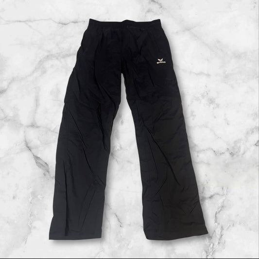 Entdecke unsere Vintage Track Pants von Nike und anderen Marken, erhältlich bei Valuxery.de - Dein Shop für trendige Vintage - Kleidung. Unsere Track Pants sind aus hochwertigen Materialien und