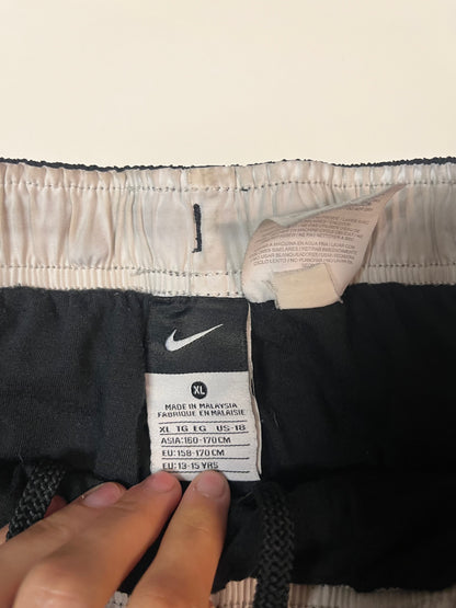 Entdecke unsere Vintage Track Pants von Nike und anderen Marken, erhältlich bei Valuxery.de - Dein Shop für trendige Vintage - Kleidung. Unsere Track Pants sind aus hochwertigen Materialien und