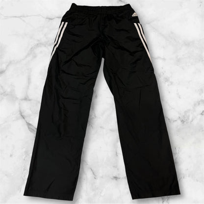 Entdecke unsere Vintage Track Pants von Nike und anderen Marken, erhältlich bei Valuxery.de - Dein Shop für trendige Vintage - Kleidung. Unsere Track Pants sind aus hochwertigen Materialien und