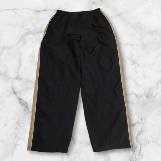 Entdecke unsere Vintage Track Pants von Nike und anderen Marken, erhältlich bei Valuxery.de - Dein Shop für trendige Vintage - Kleidung. Unsere Track Pants sind aus hochwertigen Materialien und