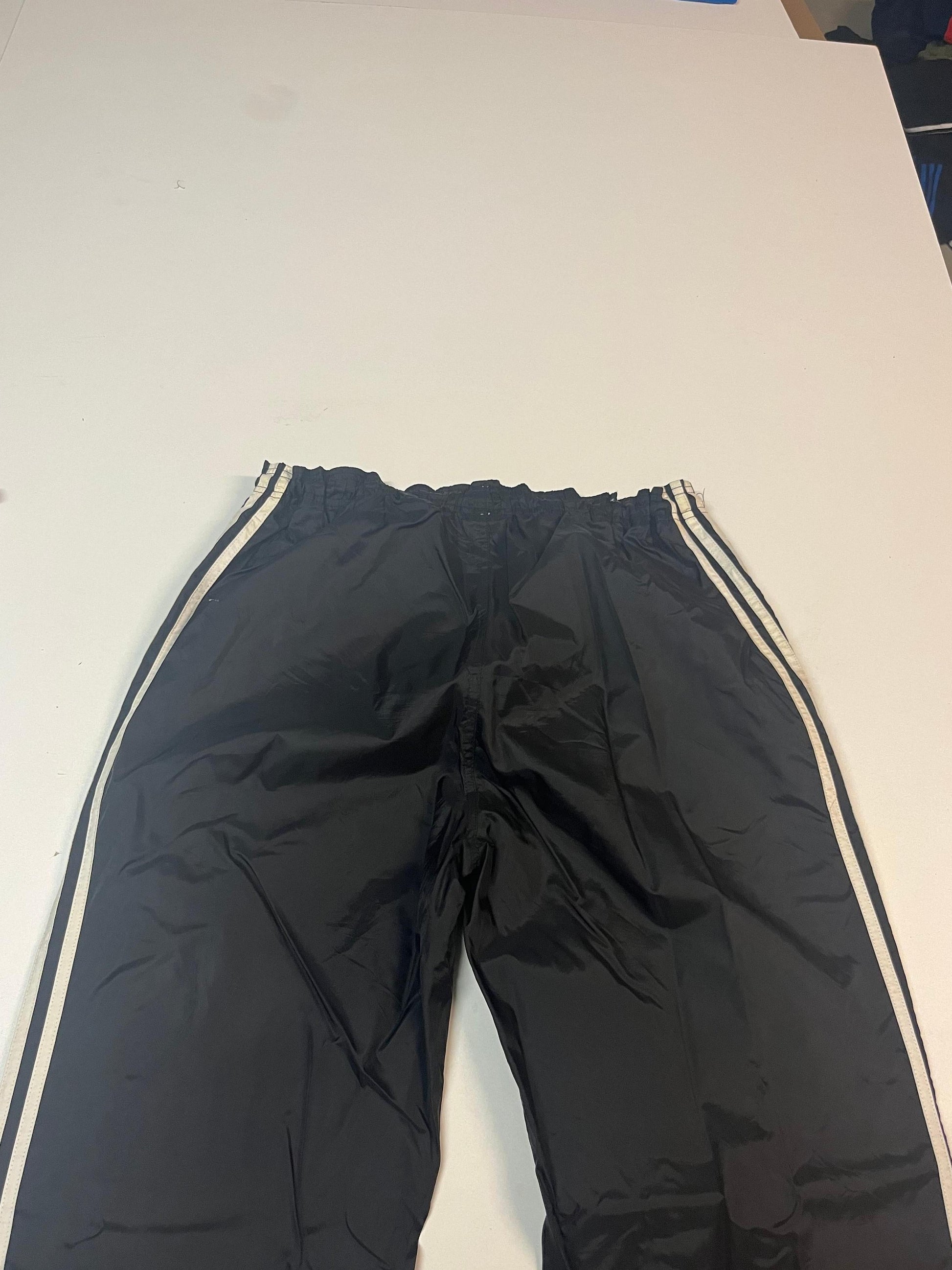 Entdecke unsere Vintage Track Pants von Nike und anderen Marken, erhältlich bei Valuxery.de - Dein Shop für trendige Vintage - Kleidung. Unsere Track Pants sind aus hochwertigen Materialien und