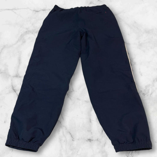 Entdecke unsere Vintage Track Pants von Nike und anderen Marken, erhältlich bei Valuxery.de - Dein Shop für trendige Vintage - Kleidung. Unsere Track Pants sind aus hochwertigen Materialien und