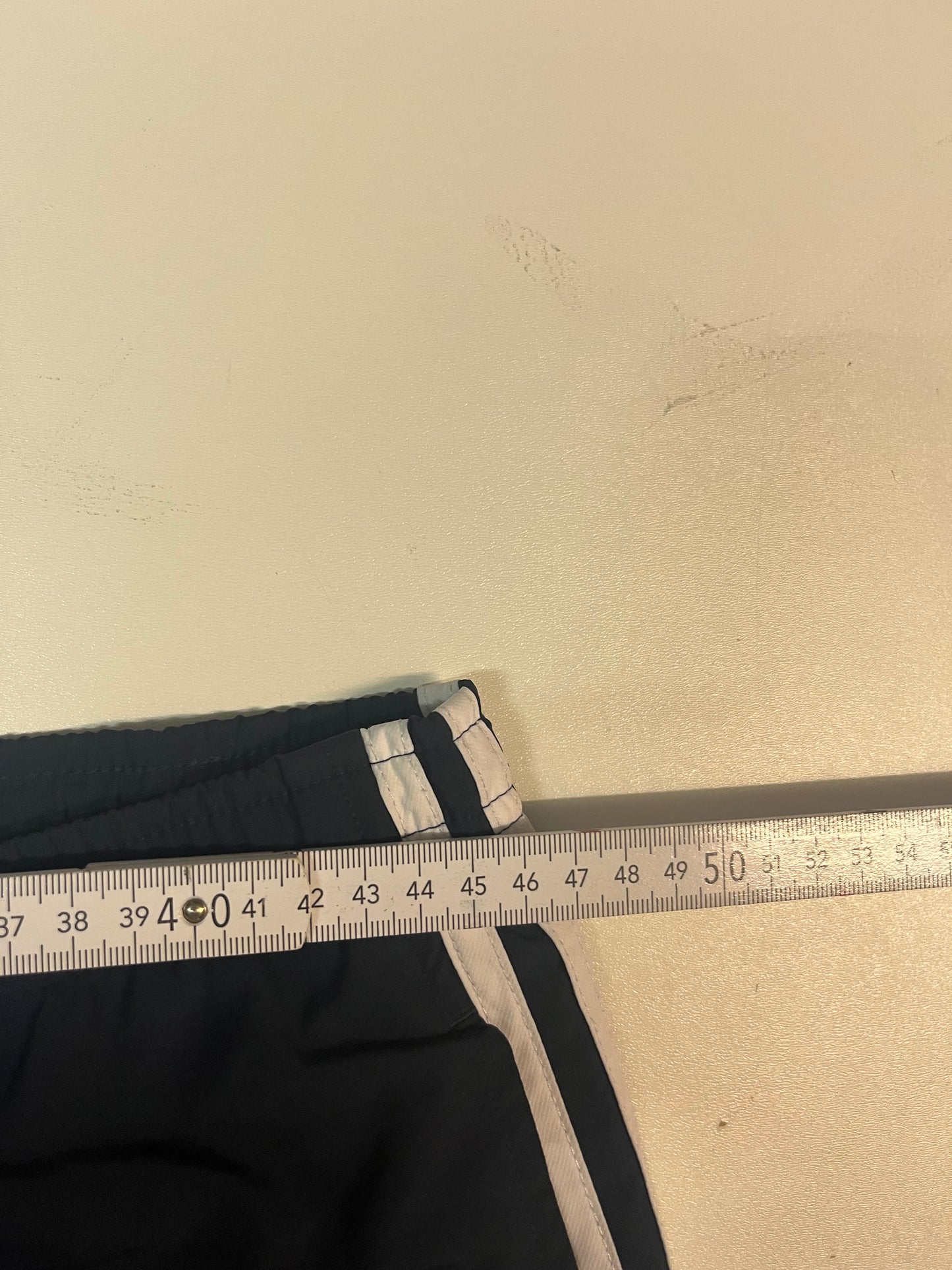 Entdecke unsere Vintage Track Pants von Nike und anderen Marken, erhältlich bei Valuxery.de - Dein Shop für trendige Vintage - Kleidung. Unsere Track Pants sind aus hochwertigen Materialien und