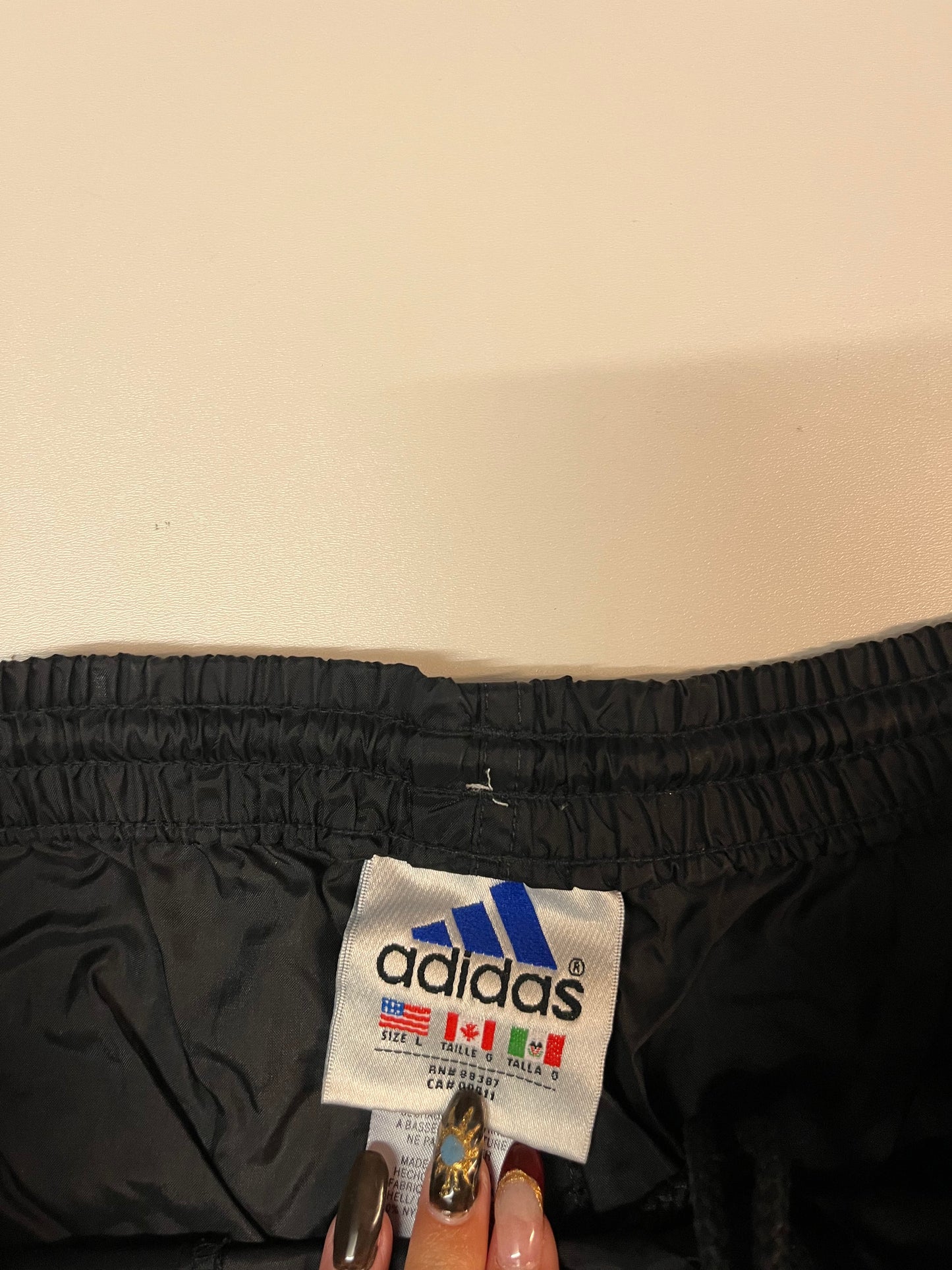 Entdecke unsere Vintage Track Pants von Nike und anderen Marken, erhältlich bei Valuxery.de - Dein Shop für trendige Vintage - Kleidung. Unsere Track Pants sind aus hochwertigen Materialien und