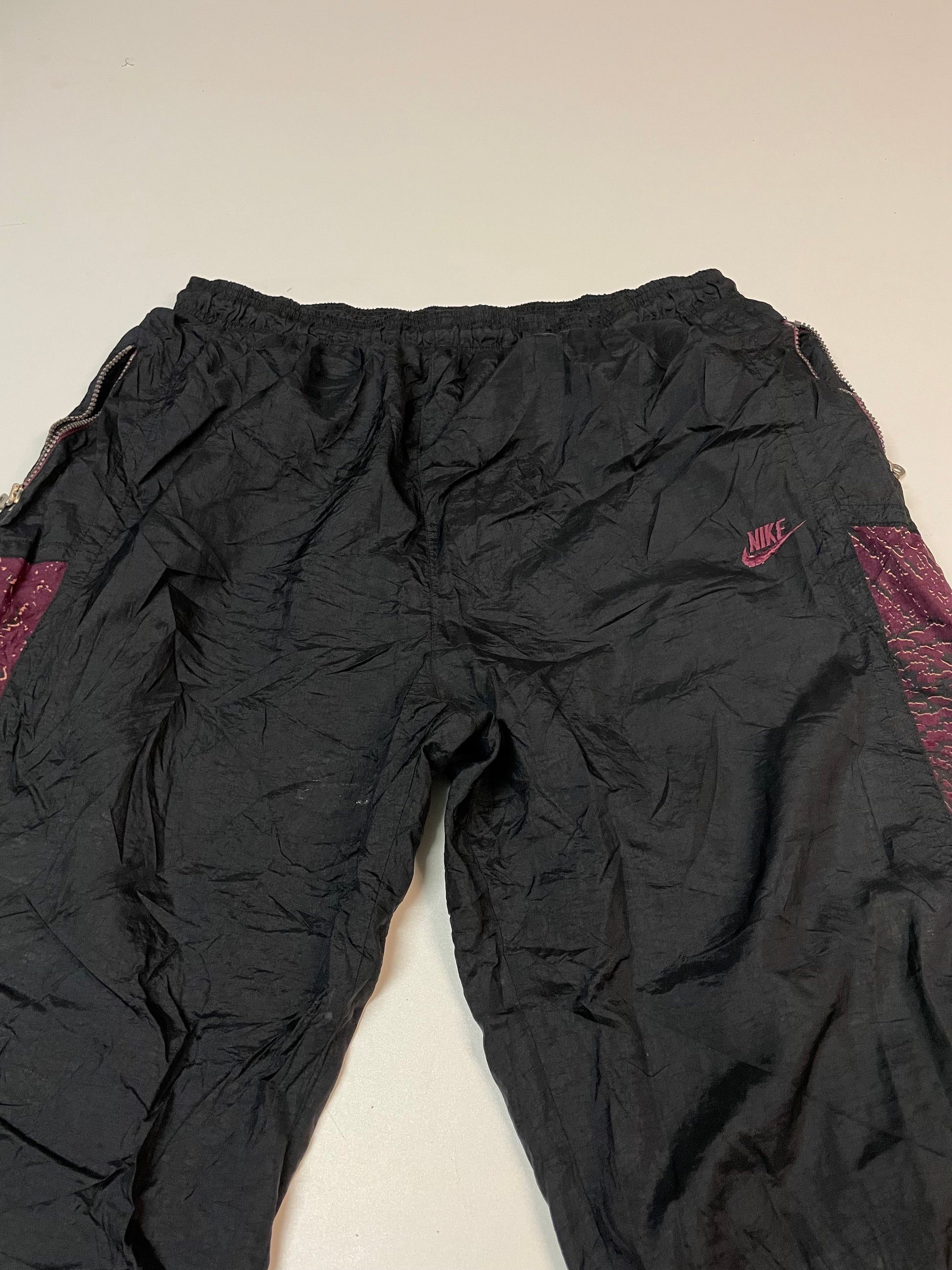 Entdecke unsere Vintage Track Pants von Nike und anderen Marken, erhältlich bei Valuxery.de - Dein Shop für trendige Vintage - Kleidung. Unsere Track Pants sind aus hochwertigen Materialien und