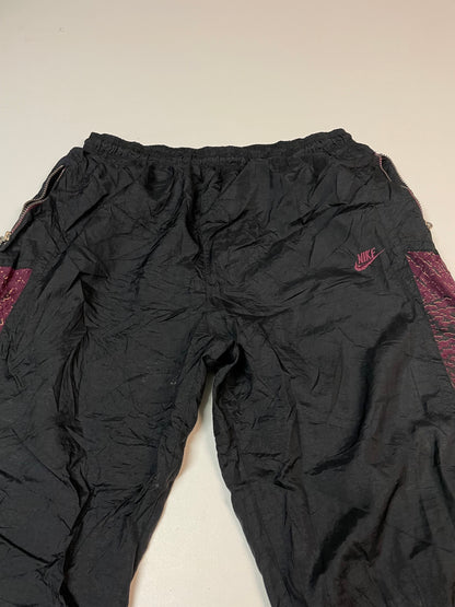 Entdecke unsere Vintage Track Pants von Nike und anderen Marken, erhältlich bei Valuxery.de - Dein Shop für trendige Vintage - Kleidung. Unsere Track Pants sind aus hochwertigen Materialien und
