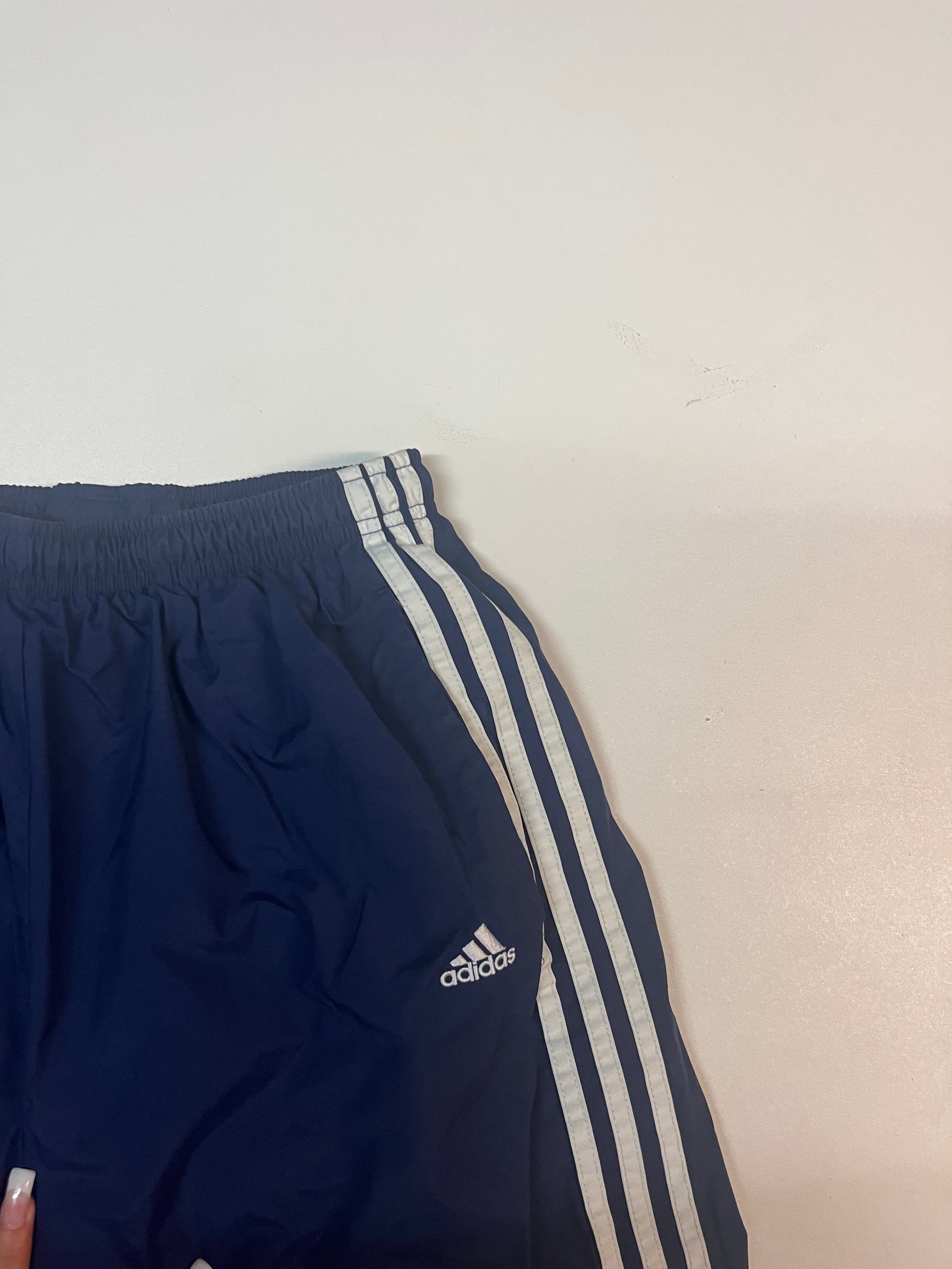 Entdecke unsere Vintage Track Pants von Nike und anderen Marken, erhältlich bei Valuxery.de - Dein Shop für trendige Vintage - Kleidung. Unsere Track Pants sind aus hochwertigen Materialien und