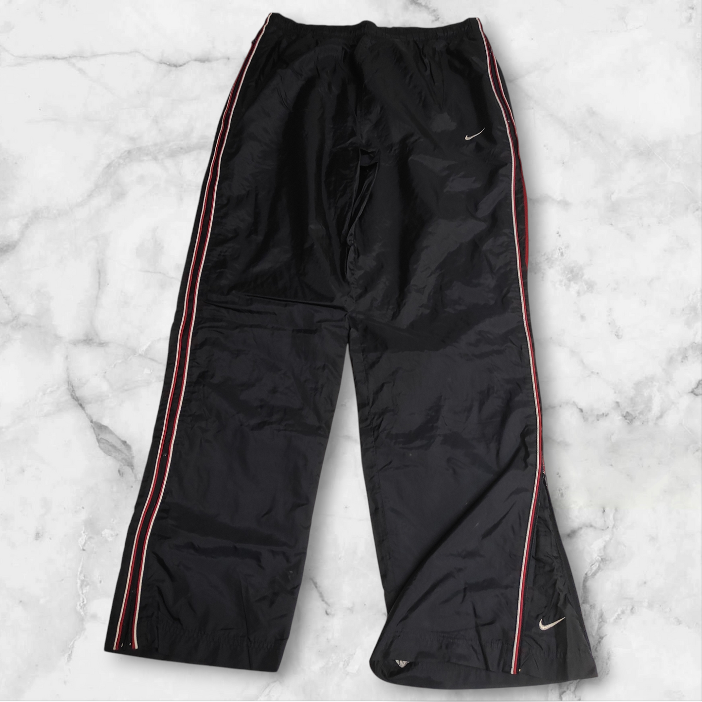Entdecke unsere Vintage Track Pants von Nike und anderen Marken, erhältlich bei Valuxery.de - Dein Shop für trendige Vintage - Kleidung. Unsere Track Pants sind aus hochwertigen Materialien und