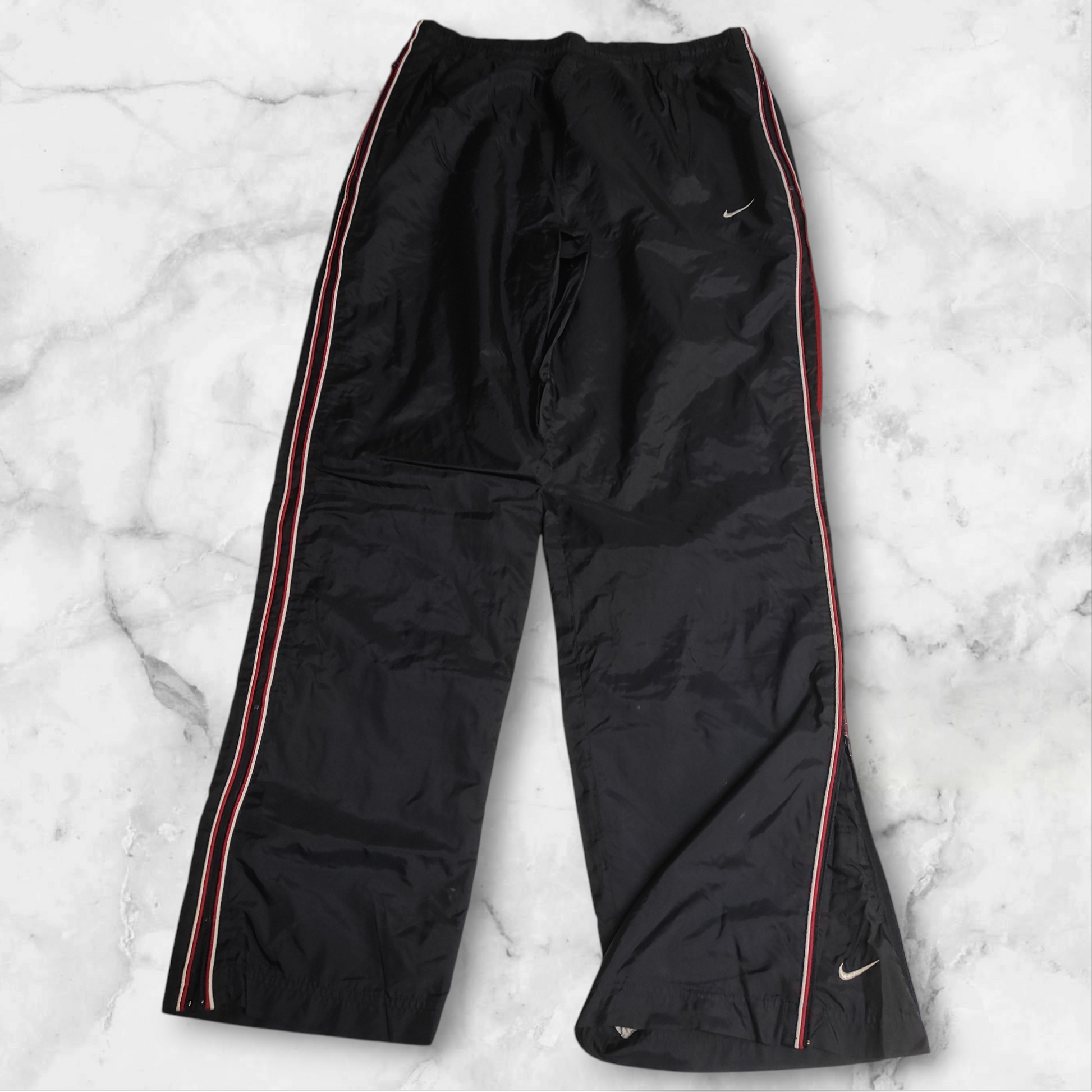 Entdecke unsere Vintage Track Pants von Nike und anderen Marken, erhältlich bei Valuxery.de - Dein Shop für trendige Vintage - Kleidung. Unsere Track Pants sind aus hochwertigen Materialien und