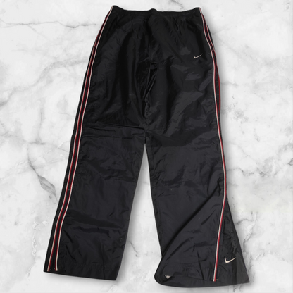 Entdecke unsere Vintage Track Pants von Nike und anderen Marken, erhältlich bei Valuxery.de - Dein Shop für trendige Vintage - Kleidung. Unsere Track Pants sind aus hochwertigen Materialien und