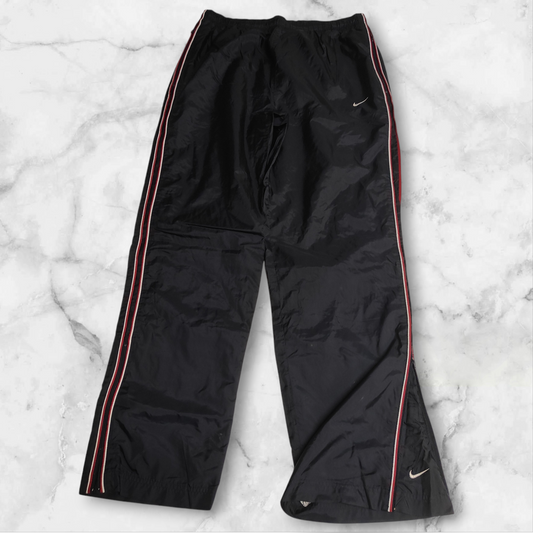 Entdecke unsere Vintage Track Pants von Nike und anderen Marken, erhältlich bei Valuxery.de - Dein Shop für trendige Vintage - Kleidung. Unsere Track Pants sind aus hochwertigen Materialien und