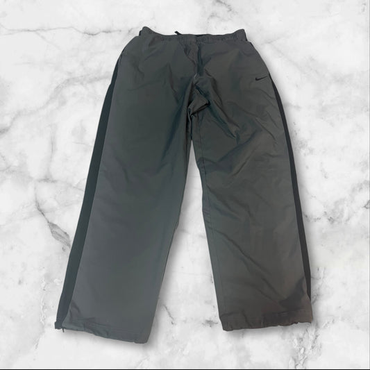 Entdecke unsere Vintage Track Pants von Nike und anderen Marken, erhältlich bei Valuxery.de - Dein Shop für trendige Vintage - Kleidung. Unsere Track Pants sind aus hochwertigen Materialien und