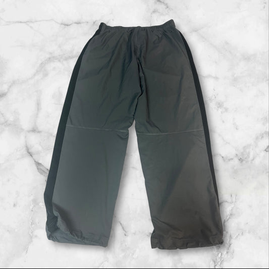 Entdecke unsere Vintage Track Pants von Nike und anderen Marken, erhältlich bei Valuxery.de - Dein Shop für trendige Vintage - Kleidung. Unsere Track Pants sind aus hochwertigen Materialien und