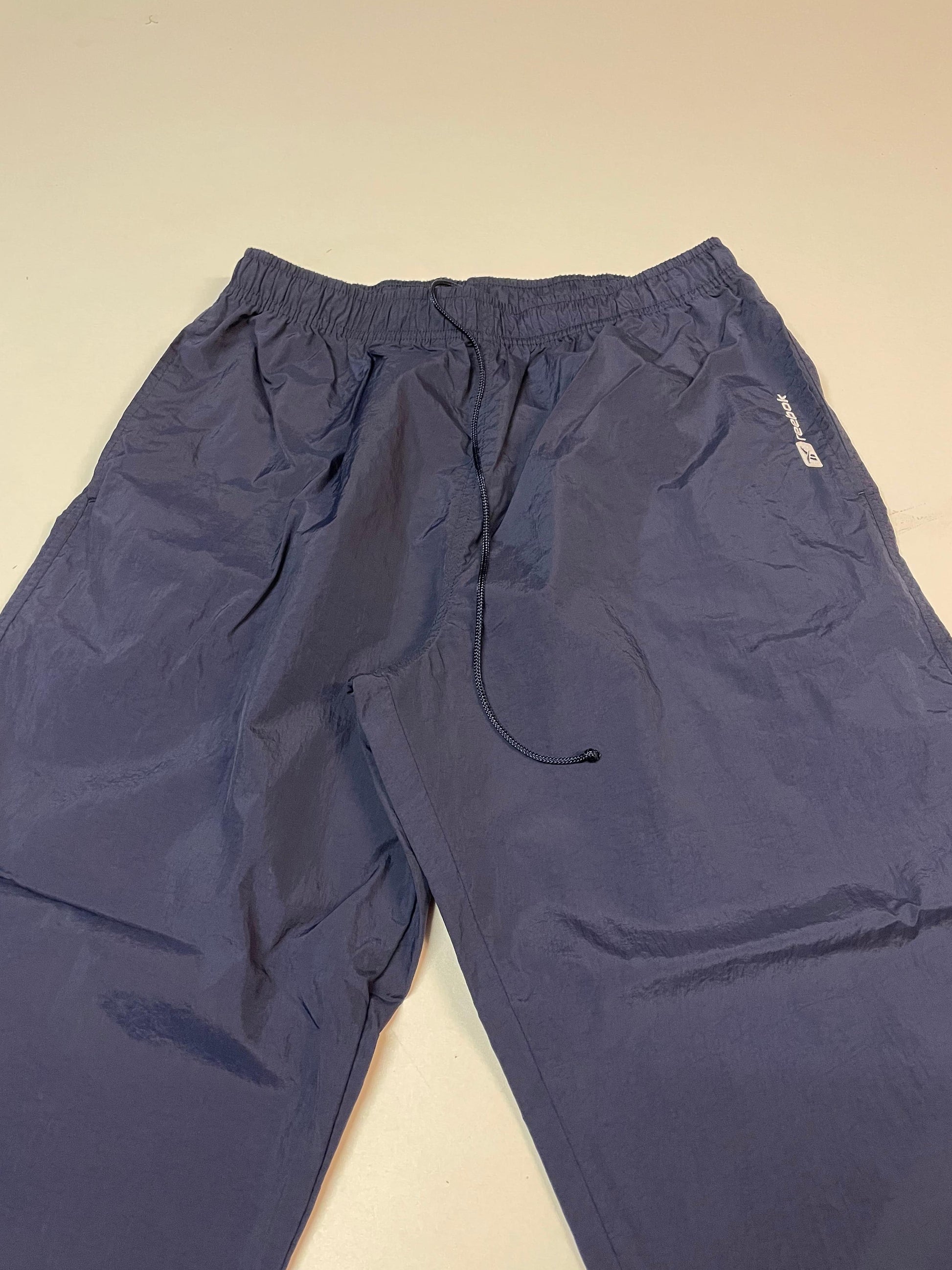 Entdecke unsere Vintage Track Pants von Nike und anderen Marken, erhältlich bei Valuxery.de - Dein Shop für trendige Vintage - Kleidung. Unsere Track Pants sind aus hochwertigen Materialien und