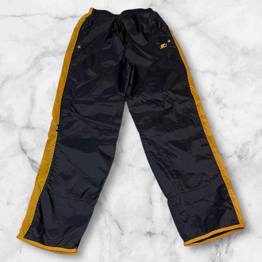 Entdecke unsere Vintage Track Pants von Nike und anderen Marken, erhältlich bei Valuxery.de - Dein Shop für trendige Vintage - Kleidung. Unsere Track Pants sind aus hochwertigen Materialien und