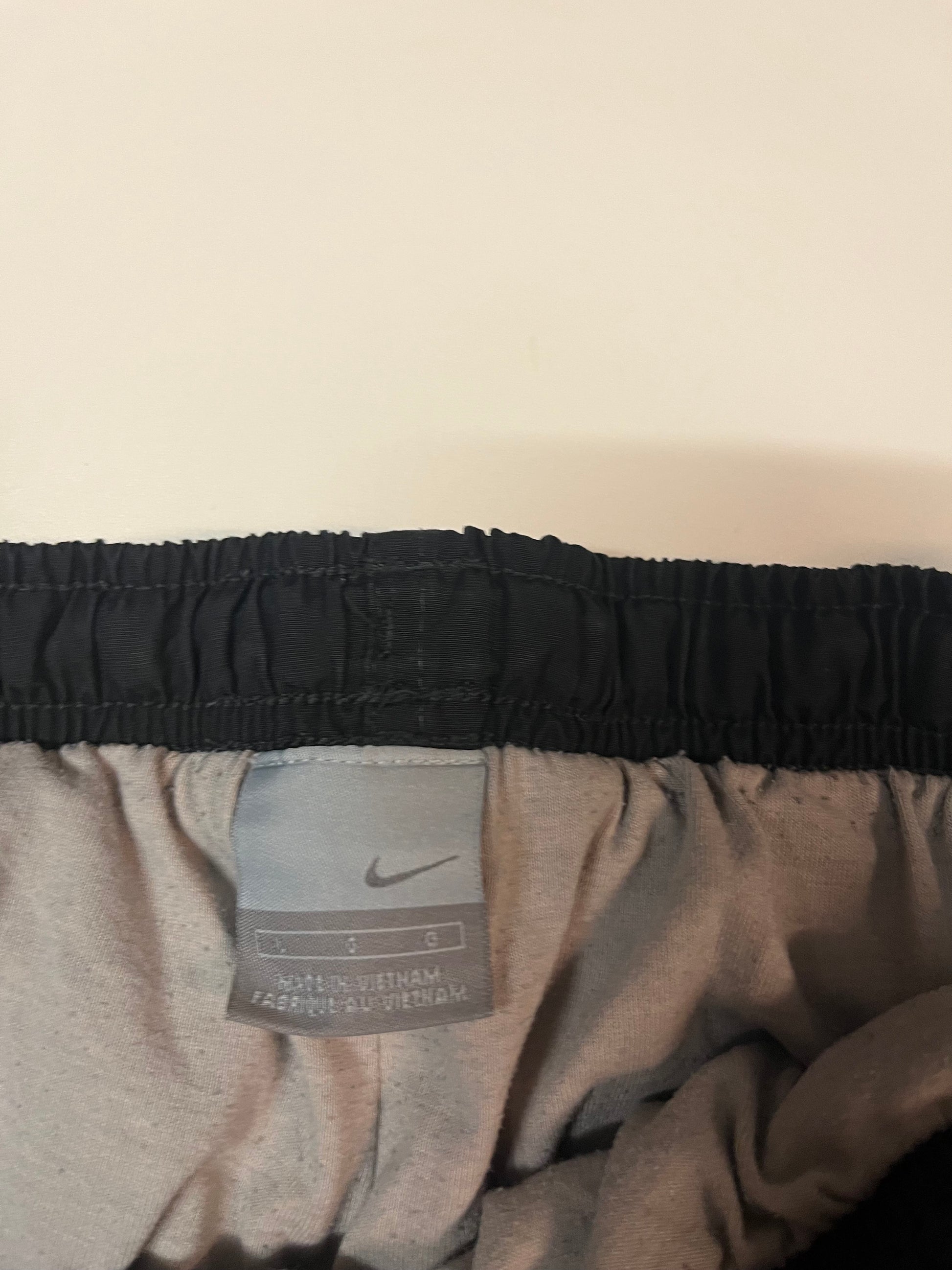 Entdecke unsere Vintage Track Pants von Nike und anderen Marken, erhältlich bei Valuxery.de - Dein Shop für trendige Vintage - Kleidung. Unsere Track Pants sind aus hochwertigen Materialien und
