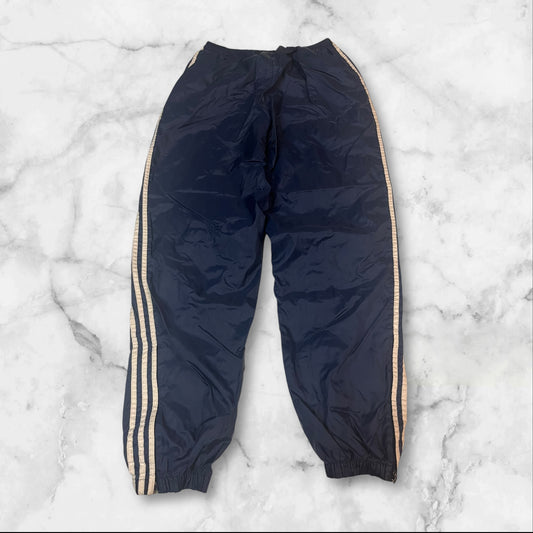 Entdecke unsere Vintage Track Pants von Nike und anderen Marken, erhältlich bei Valuxery.de - Dein Shop für trendige Vintage - Kleidung. Unsere Track Pants sind aus hochwertigen Materialien und