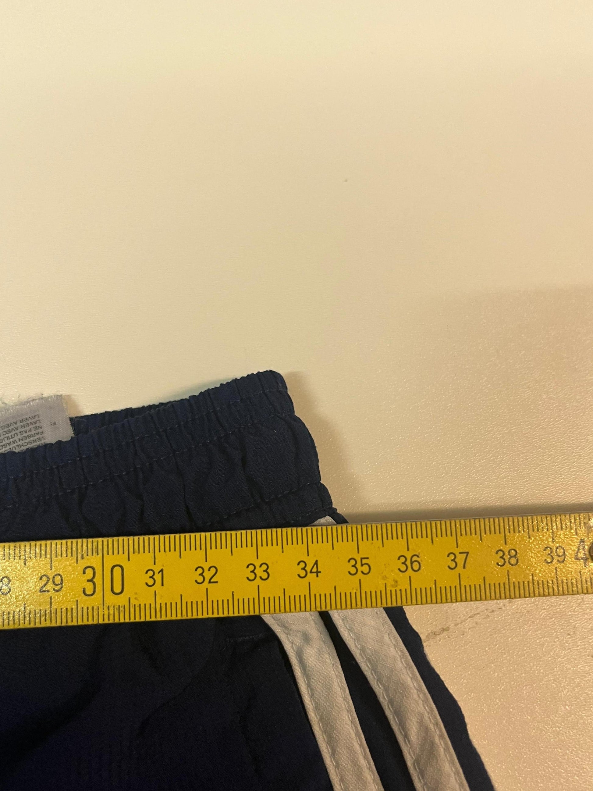 Entdecke unsere Vintage Track Pants von Nike und anderen Marken, erhältlich bei Valuxery.de - Dein Shop für trendige Vintage - Kleidung. Unsere Track Pants sind aus hochwertigen Materialien und