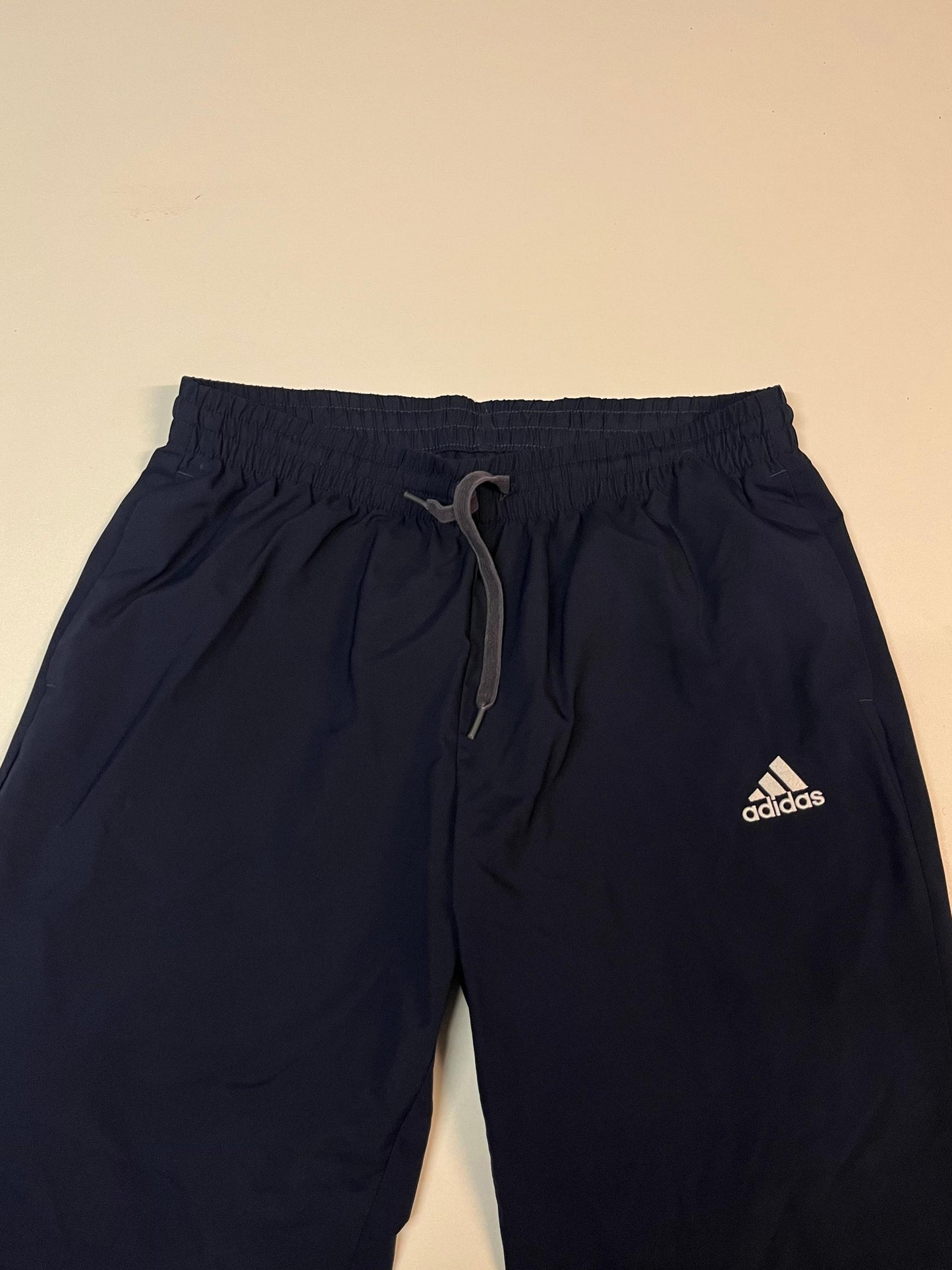 Entdecke unsere Vintage Track Pants von Nike und anderen Marken, erhältlich bei Valuxery.de - Dein Shop für trendige Vintage - Kleidung. Unsere Track Pants sind aus hochwertigen Materialien und