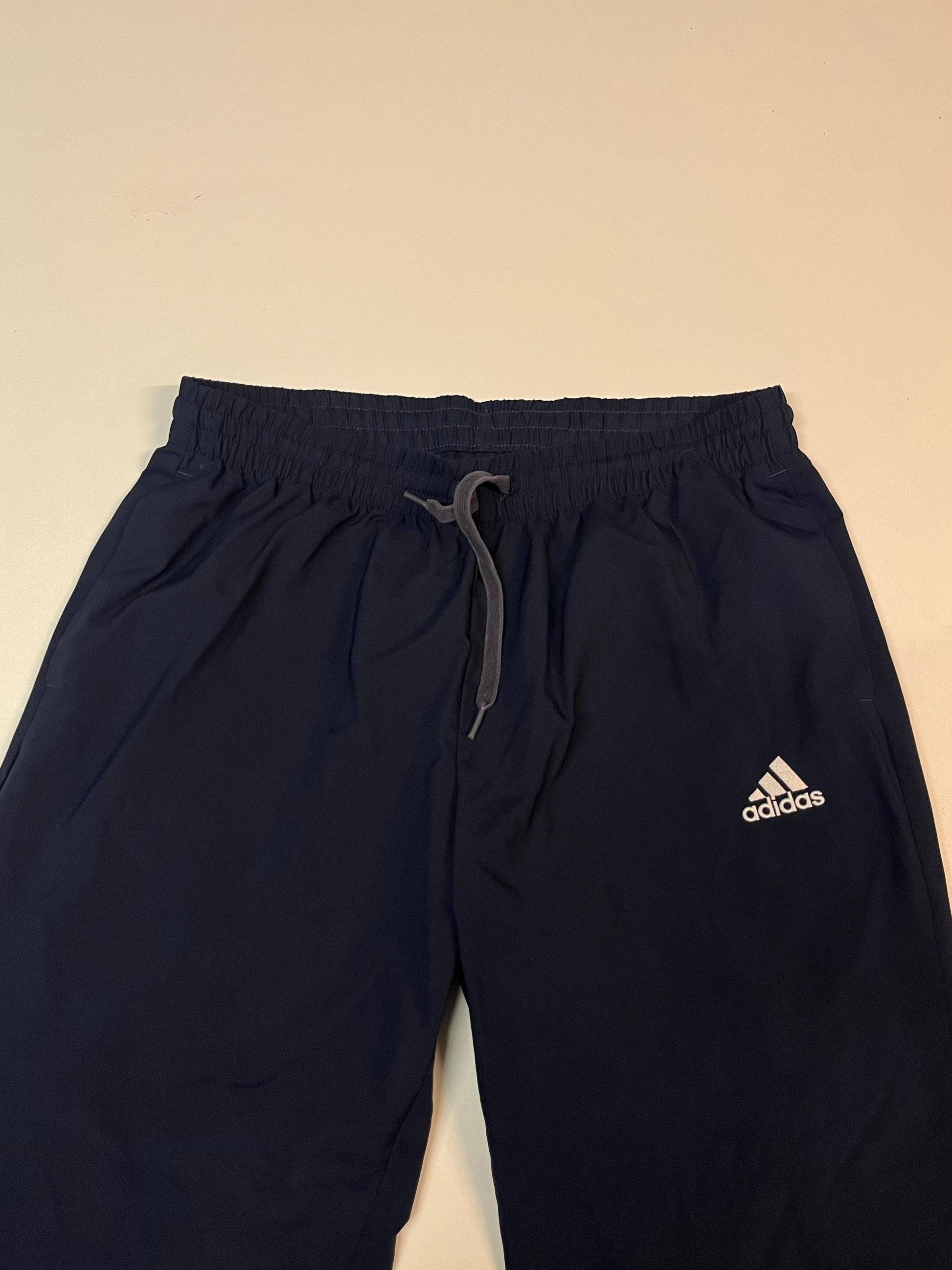 Entdecke unsere Vintage Track Pants von Nike und anderen Marken, erhältlich bei Valuxery.de - Dein Shop für trendige Vintage - Kleidung. Unsere Track Pants sind aus hochwertigen Materialien und