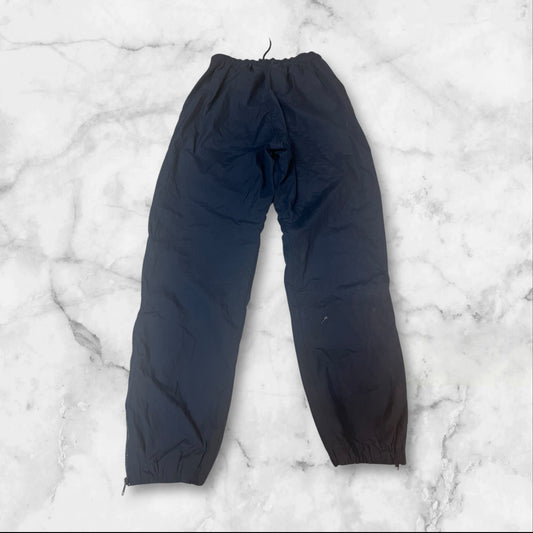 Entdecke unsere Vintage Track Pants von Nike und anderen Marken, erhältlich bei Valuxery.de - Dein Shop für trendige Vintage - Kleidung. Unsere Track Pants sind aus hochwertigen Materialien und