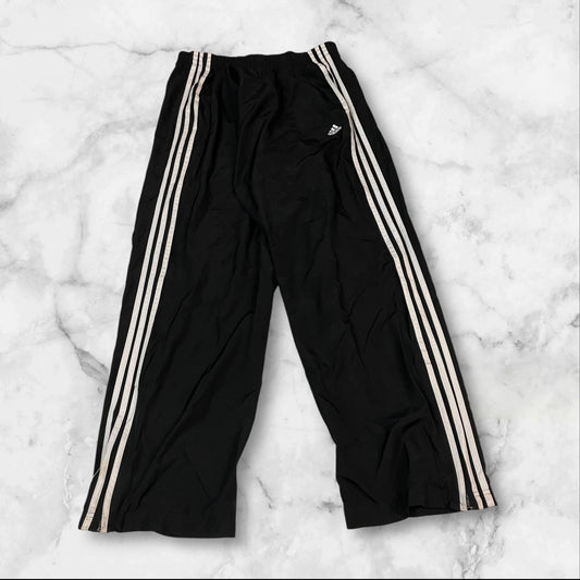Entdecke unsere Vintage Track Pants von Nike und anderen Marken, erhältlich bei Valuxery.de - Dein Shop für trendige Vintage - Kleidung. Unsere Track Pants sind aus hochwertigen Materialien und