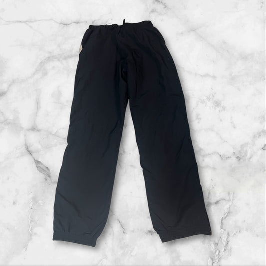 Entdecke unsere Vintage Track Pants von Nike und anderen Marken, erhältlich bei Valuxery.de - Dein Shop für trendige Vintage - Kleidung. Unsere Track Pants sind aus hochwertigen Materialien und