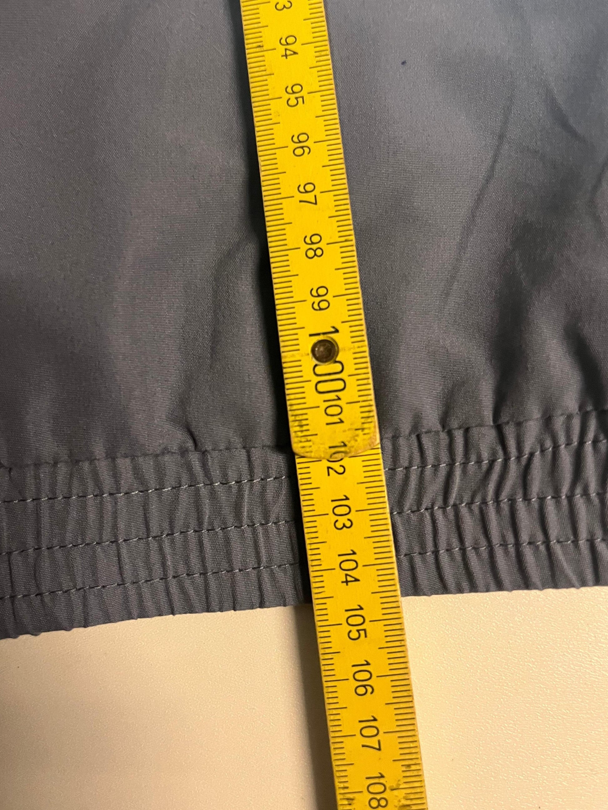 Entdecke unsere Vintage Track Pants von Nike und anderen Marken, erhältlich bei Valuxery.de - Dein Shop für trendige Vintage - Kleidung. Unsere Track Pants sind aus hochwertigen Materialien und