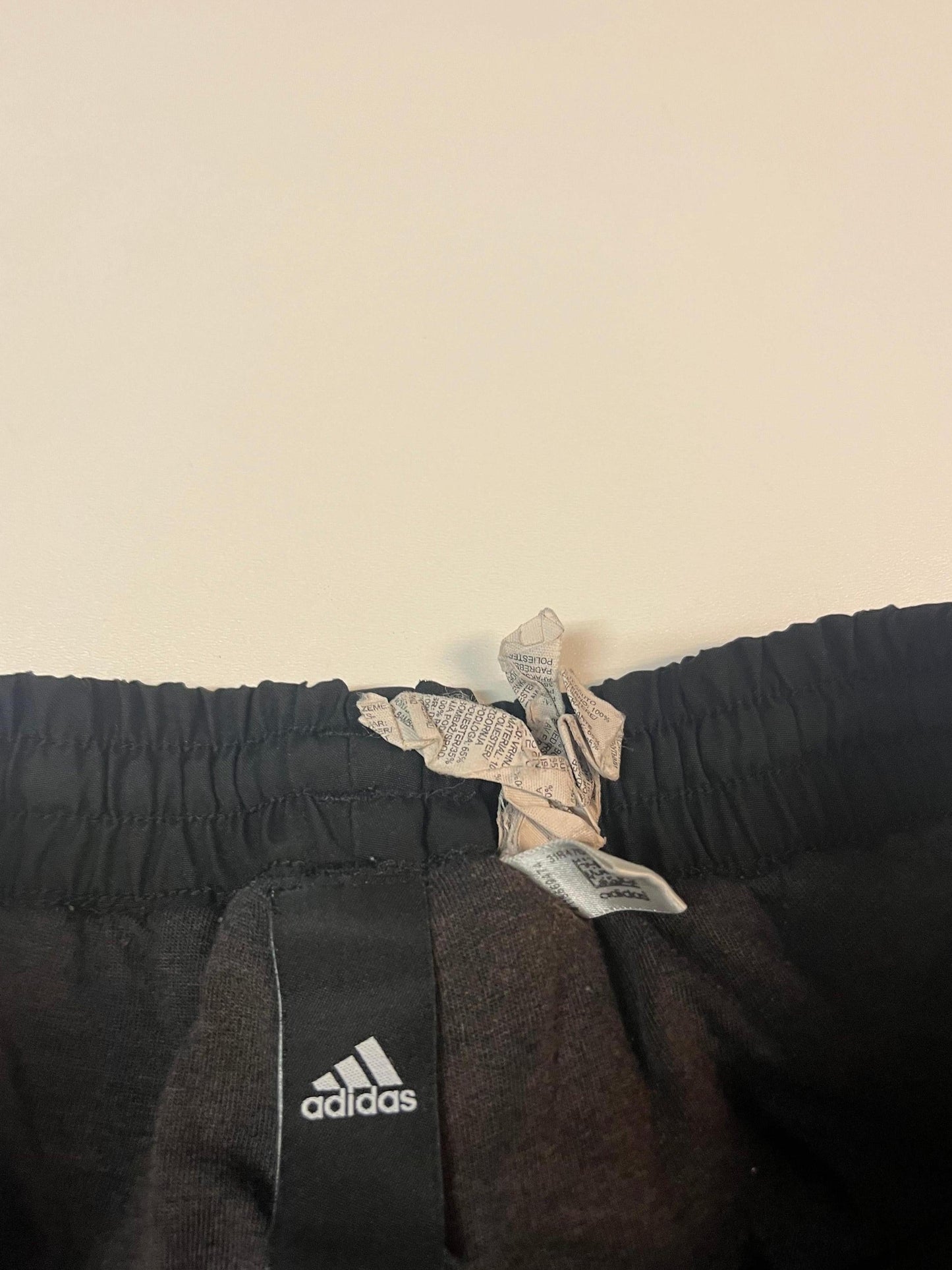 Entdecke unsere Vintage Track Pants von Nike und anderen Marken, erhältlich bei Valuxery.de - Dein Shop für trendige Vintage - Kleidung. Unsere Track Pants sind aus hochwertigen Materialien und