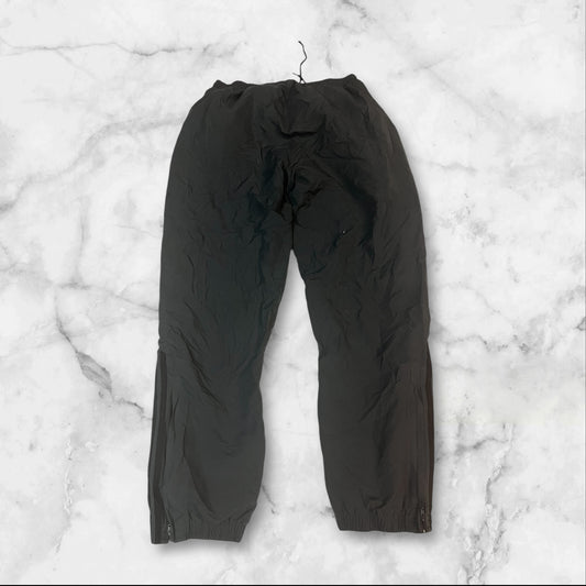 Entdecke unsere Vintage Track Pants von Nike und anderen Marken, erhältlich bei Valuxery.de - Dein Shop für trendige Vintage - Kleidung. Unsere Track Pants sind aus hochwertigen Materialien und