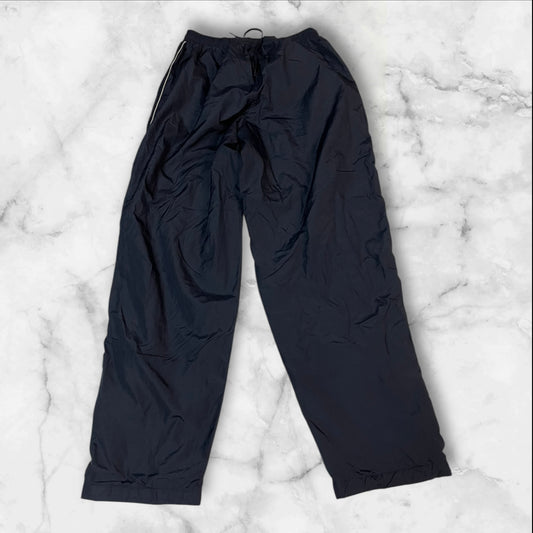 Entdecke unsere Vintage Track Pants von Nike und anderen Marken, erhältlich bei Valuxery.de - Dein Shop für trendige Vintage - Kleidung. Unsere Track Pants sind aus hochwertigen Materialien und