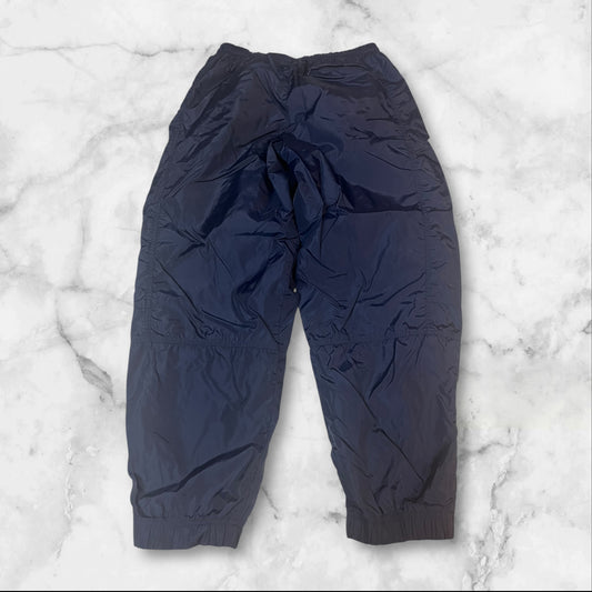 Entdecke unsere Vintage Track Pants von Nike und anderen Marken, erhältlich bei Valuxery.de - Dein Shop für trendige Vintage - Kleidung. Unsere Track Pants sind aus hochwertigen Materialien und
