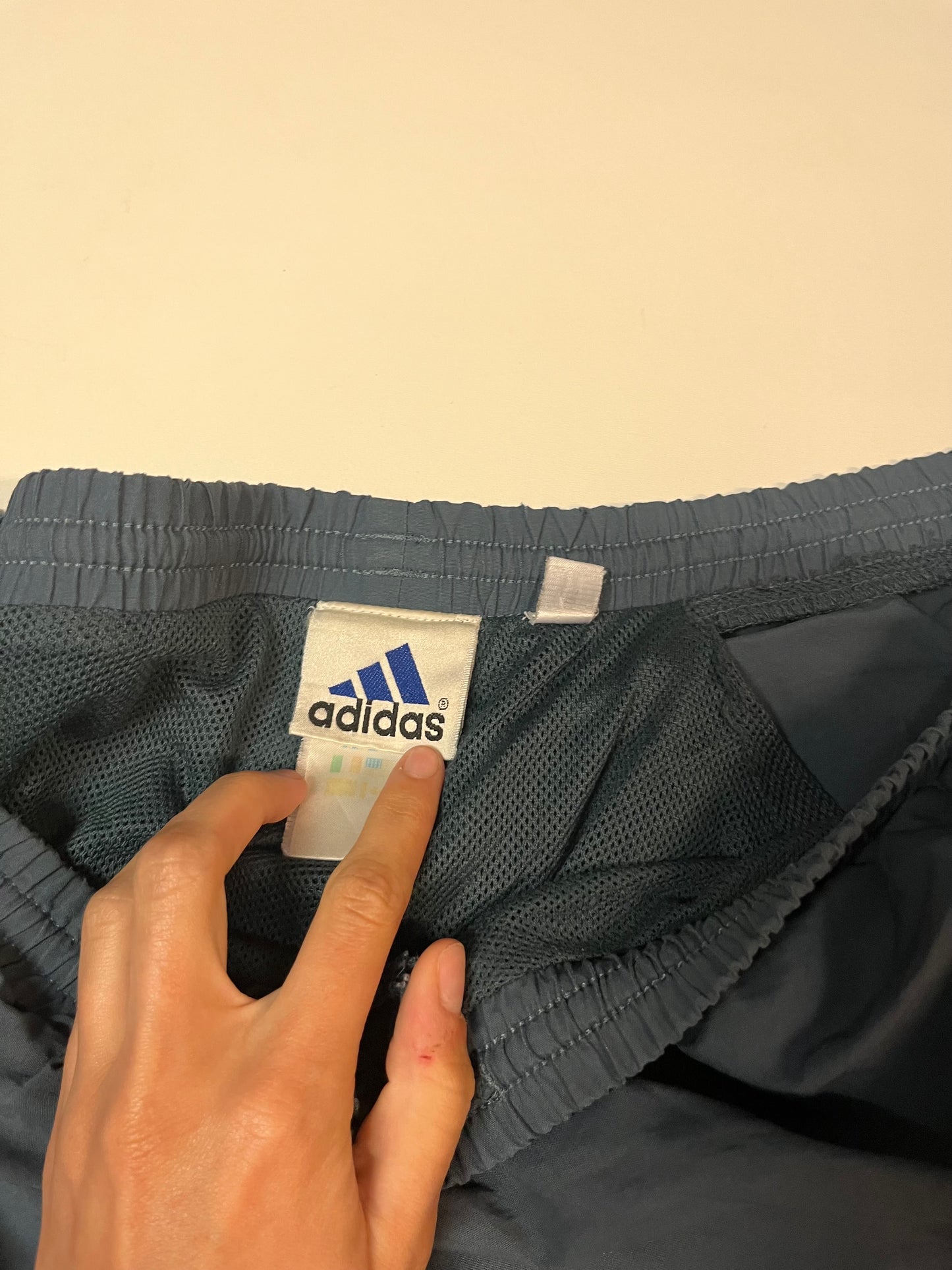 Entdecke unsere Vintage Track Pants von Nike und anderen Marken, erhältlich bei Valuxery.de - Dein Shop für trendige Vintage - Kleidung. Unsere Track Pants sind aus hochwertigen Materialien und