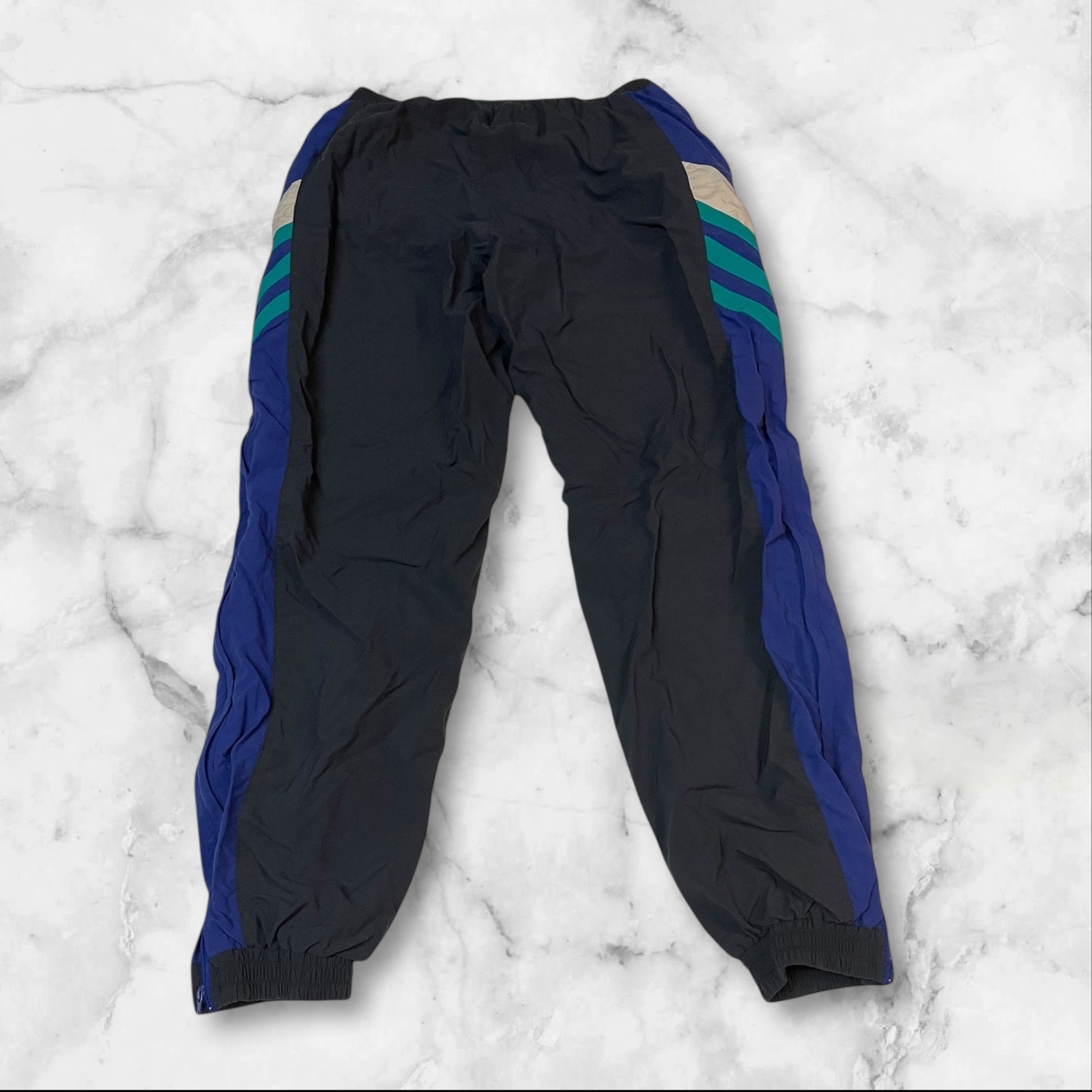 Entdecke unsere Vintage Track Pants von Nike und anderen Marken, erhältlich bei Valuxery.de - Dein Shop für trendige Vintage - Kleidung. Unsere Track Pants sind aus hochwertigen Materialien und