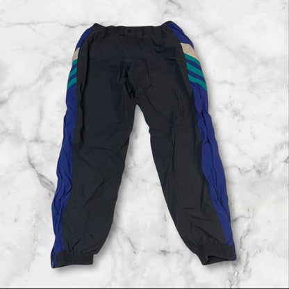 Entdecke unsere Vintage Track Pants von Nike und anderen Marken, erhältlich bei Valuxery.de - Dein Shop für trendige Vintage - Kleidung. Unsere Track Pants sind aus hochwertigen Materialien und