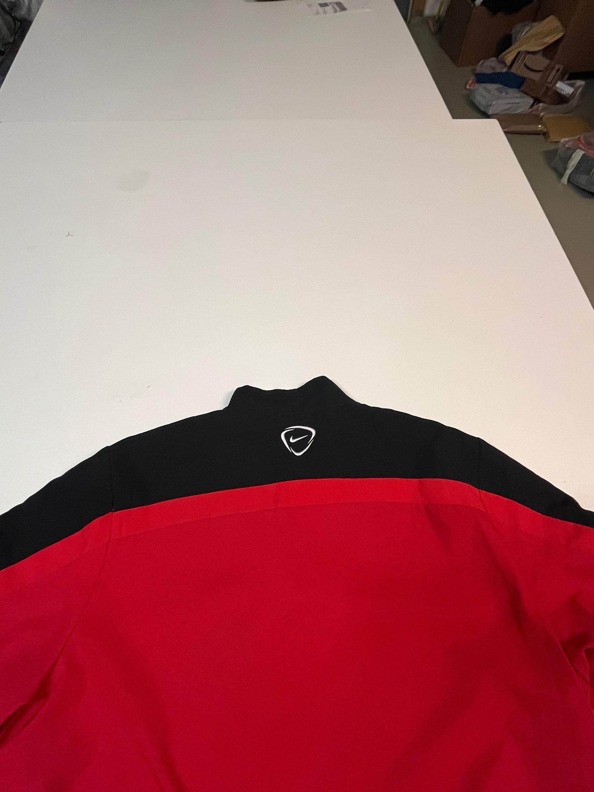 Entdecke unsere Vintage Track Pants von Nike und anderen Marken, erhältlich bei Valuxery.de - Dein Shop für trendige Vintage - Kleidung. Unsere Track Pants sind aus hochwertigen Materialien und