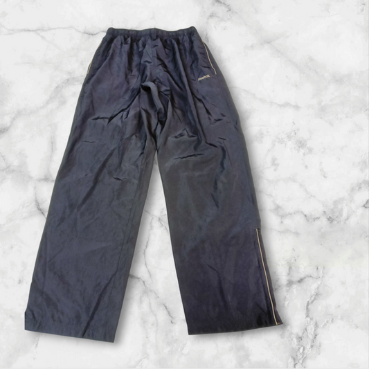 Entdecke unsere Vintage Track Pants von Nike und anderen Marken, erhältlich bei Valuxery.de - Dein Shop für trendige Vintage - Kleidung. Unsere Track Pants sind aus hochwertigen Materialien und