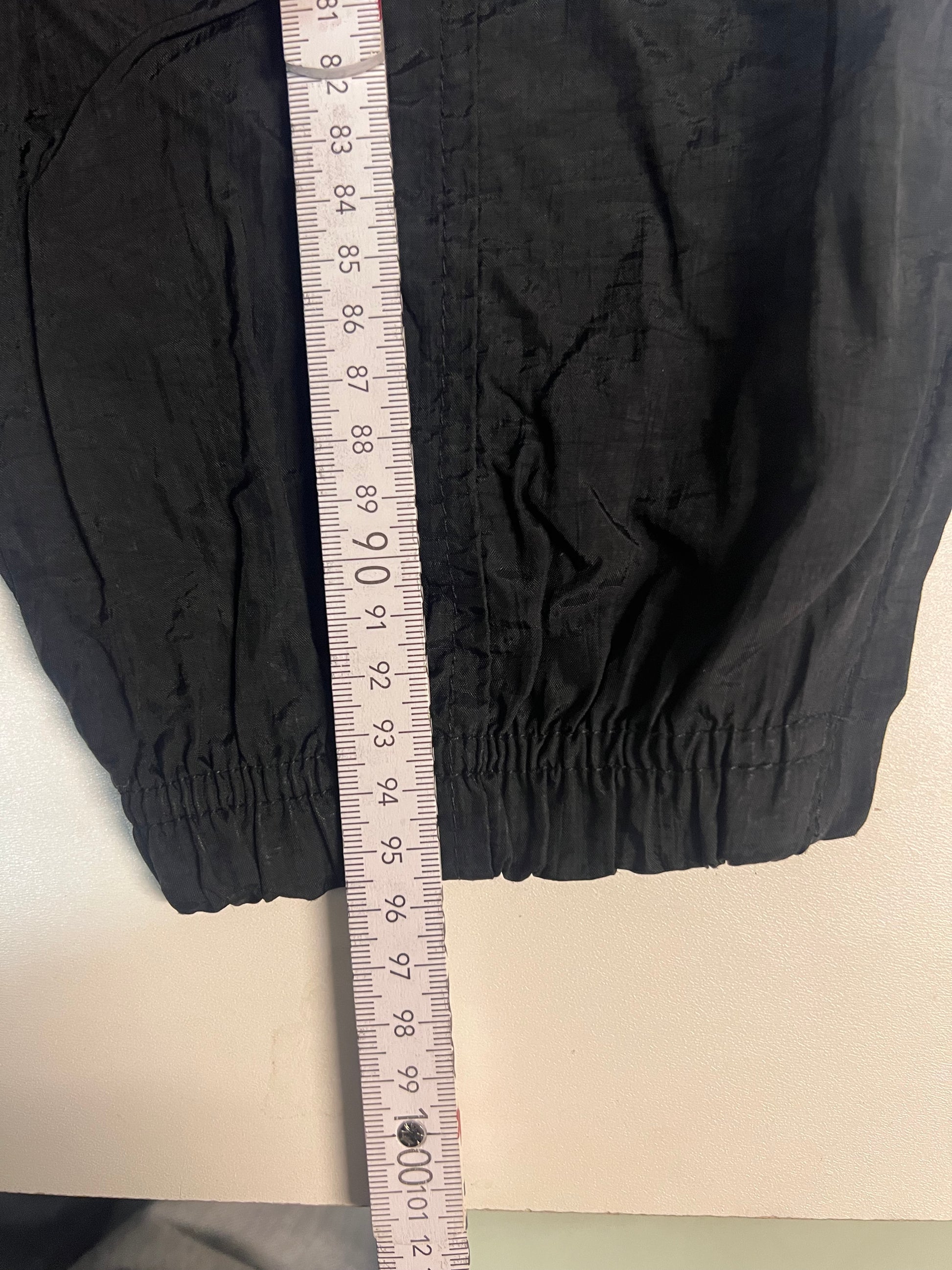 Entdecke unsere Vintage Track Pants von Nike und anderen Marken, erhältlich bei Valuxery.de - Dein Shop für trendige Vintage - Kleidung. Unsere Track Pants sind aus hochwertigen Materialien und