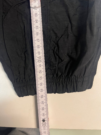 Entdecke unsere Vintage Track Pants von Nike und anderen Marken, erhältlich bei Valuxery.de - Dein Shop für trendige Vintage - Kleidung. Unsere Track Pants sind aus hochwertigen Materialien und